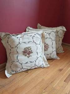 lot 90 image: Collection Of Wall Dcor And Throw Pillows