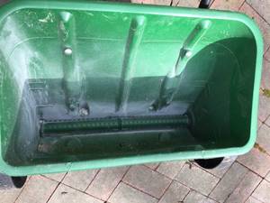 lot 165 image: Scotts Accugreen 2000 Fertilizer Spreader