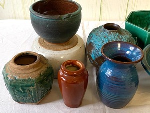 lot 40 image: Eight Pieces of Decorative Pottery