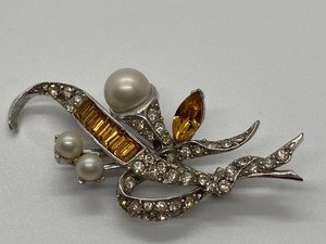 lot 102 image: Vintage Rhinestone Brooch