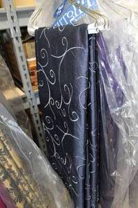 lot 86 image: Lot of (2) Tablecloth Blue,White 108D