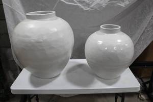 lot 303 image: Lot of (2) Terra cotta Pot White