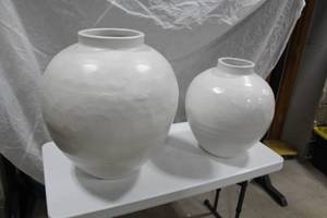 lot 305 image: Lot of (2) Terra cotta Pot White