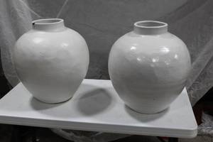 lot 307 image: Lot of (2) Terra cotta Pot White 20Dx20H