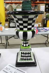 lot 318 image: Planter with Drain Plug BlackWhiteGreen 16Dx26-12H