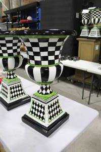 lot 355 image: Planter with Drain Plug BlackWhiteGreen 16Dx26-12H