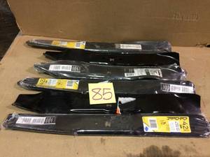 lot 85 image: Lot of Cub Cadet 42  Lawnmower Blades not used