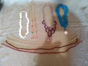 lot 18 image: 4 Colorful Necklaces and Strings of Beads