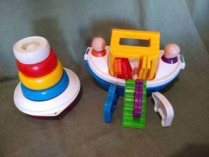 lot 40 image: Tupperware Shape Stacker and Noahs Ark