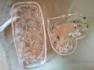 lot 83 image: Beautiful Glass Christmas Platters