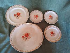 lot 88 image: Empress 22 K Gold Set