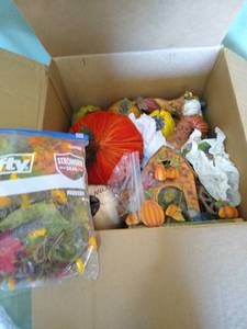 lot 90 image: Happy Fall Yall Box