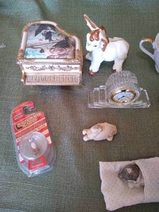 lot 91 image: Assorted knick-knacks and music boxes