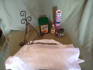 lot 95 image: Mixed Vintage Kitchen Items