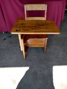 lot 6 image: Gorgeous Sturdy School Desk