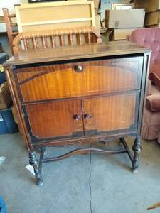 lot 23 image: Vintage Sewing Cabinet