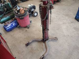 lot 8 image: Milwaukee 4000 lb. Air Jack...