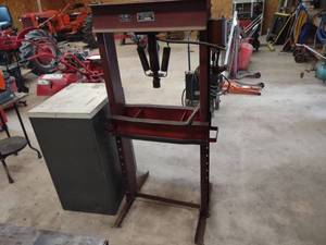 lot 17 image: Red Arrow 30 Ton H-Frame Press, 24...