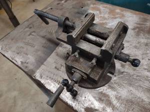 lot 23 image: 4 Cross-Slide Vise...