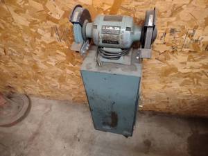 lot 26 image: Delta 8 Pedestal Grinder...