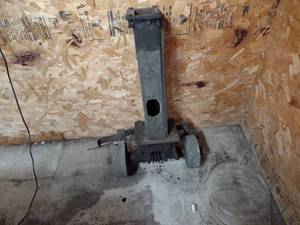 lot 28 image: Pedestal Grinder, No Motor...
