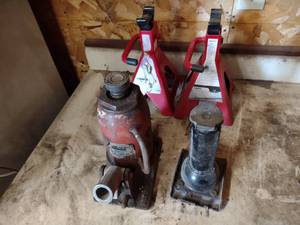 lot 49 image: (2) Jacks & (2) Jack Stands...