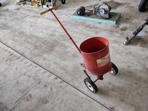 lot 83 image: Spreader...