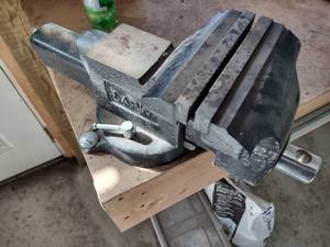 lot 93 image: Larin 6 Vise...