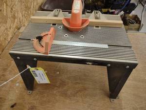 lot 120 image: Router Table...