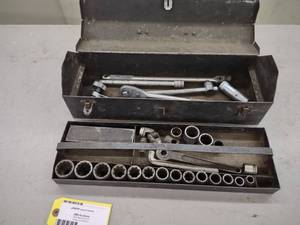 lot 404 image: 12 Socket Set...