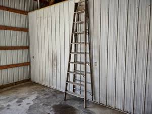 lot 451 image: Craftsman 10 Wooden Step Ladder...