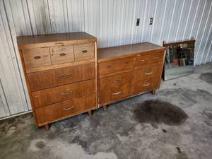 lot 454 image: Dresser with Mirror & Chest of Draw...