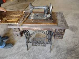 lot 471 image: Minnesota Model B Treadle Sewing Ma...