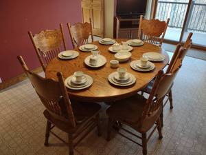 lot 478 image: Oak Dinette Set with (6) Chairs, 66...