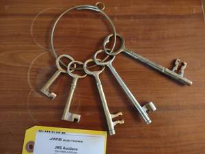 lot 496 image: Brass Skeleton Key Dcor...