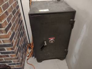 lot 530 image: Mosler Safe, 22x22x40, Has Combo...