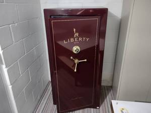 lot 529 image: Liberty Gun Safe, Model H-25, 30x25...