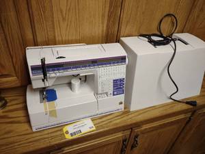 lot 532 image: Husqvarna Viking Model 7900 Embroid...