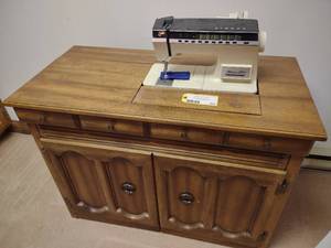 lot 534 image: Singer Athena 2000 Electronic Sewin...