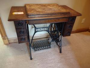 lot 537 image: Singer Treadle Sewing Machine...