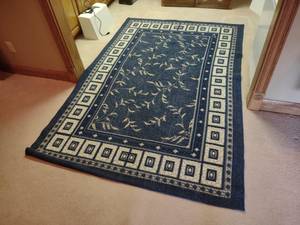 lot 560 image: Area Rug, 93x61...