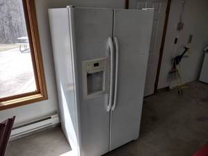 lot 577 image: GE Refrigerator...