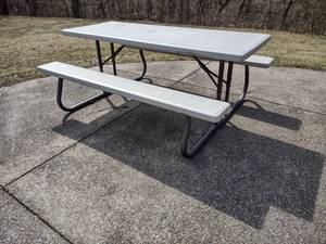 lot 583 image: Picnic Table...