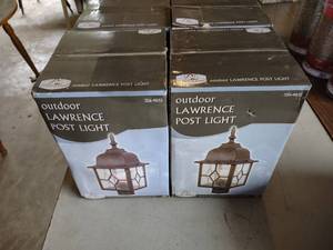 lot 626 image: (4) Post Lights...