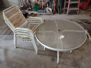 lot 653 image: Table & (4) Chairs...