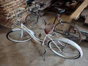 lot 664 image: (2) Schwinn Bikes...