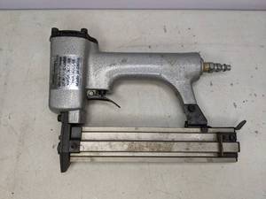 lot 757 image: Central Pneumatic 18 & 19 Gauge Brad Nailer