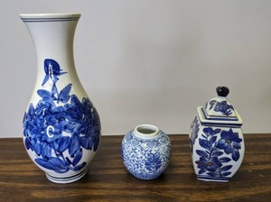 lot 737 image: Cobalt Blue Vases and Jar