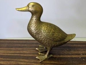 lot 738 image: Brass Duck Decor
