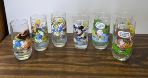 lot 747 image: Seven Vintage Glass Tumblers Peanuts, Smurfs, Mickey Mousen